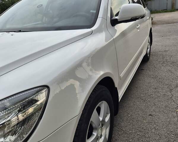 Білий Шкода Октавія, об'ємом двигуна 1.6 л та пробігом 224 тис. км за 7600 $, фото 5 на Automoto.ua
