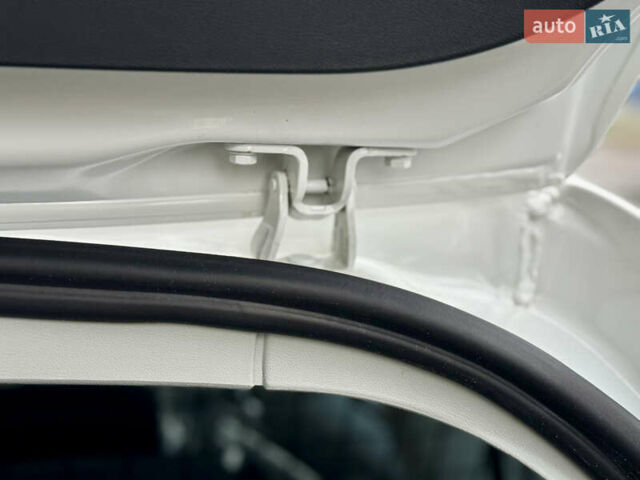 Белый Шкода Октавия, объемом двигателя 1.6 л и пробегом 204 тыс. км за 8999 $, фото 41 на Automoto.ua