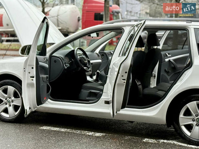 Белый Шкода Октавия, объемом двигателя 1.6 л и пробегом 204 тыс. км за 8999 $, фото 67 на Automoto.ua