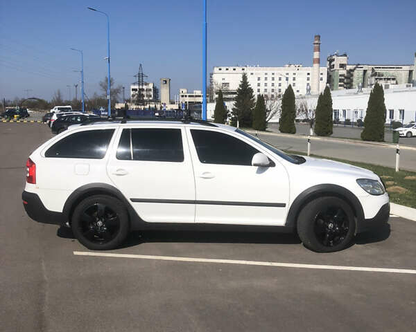 Белый Шкода Октавия, объемом двигателя 1.97 л и пробегом 300 тыс. км за 8600 $, фото 1 на Automoto.ua