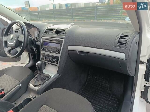 Білий Шкода Октавія, об'ємом двигуна 1.39 л та пробігом 266 тис. км за 7250 $, фото 30 на Automoto.ua