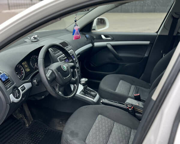 Белый Шкода Октавия, объемом двигателя 1.6 л и пробегом 420 тыс. км за 5999 $, фото 11 на Automoto.ua