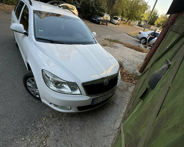 Белый Шкода Октавия, объемом двигателя 1.6 л и пробегом 230 тыс. км за 8800 $, фото 4 на Automoto.ua