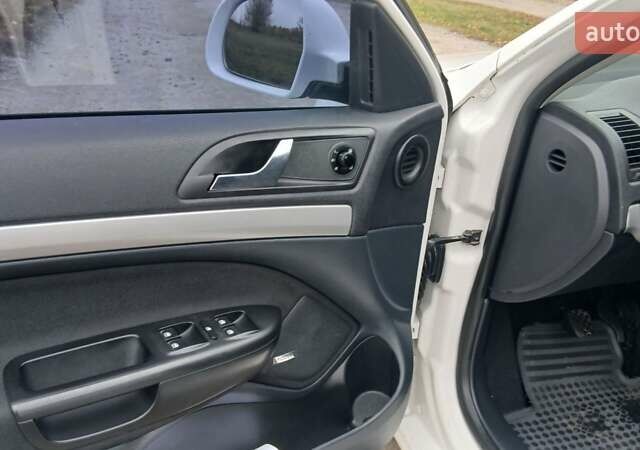 Белый Шкода Октавия, объемом двигателя 1.6 л и пробегом 258 тыс. км за 7900 $, фото 1 на Automoto.ua