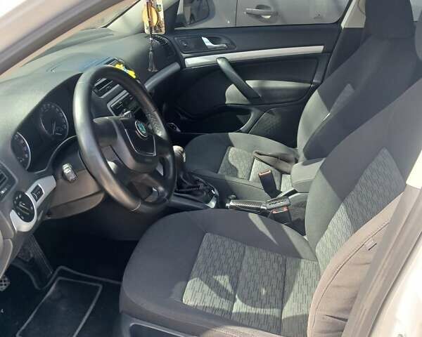 Белый Шкода Октавия, объемом двигателя 1.6 л и пробегом 260 тыс. км за 6800 $, фото 4 на Automoto.ua