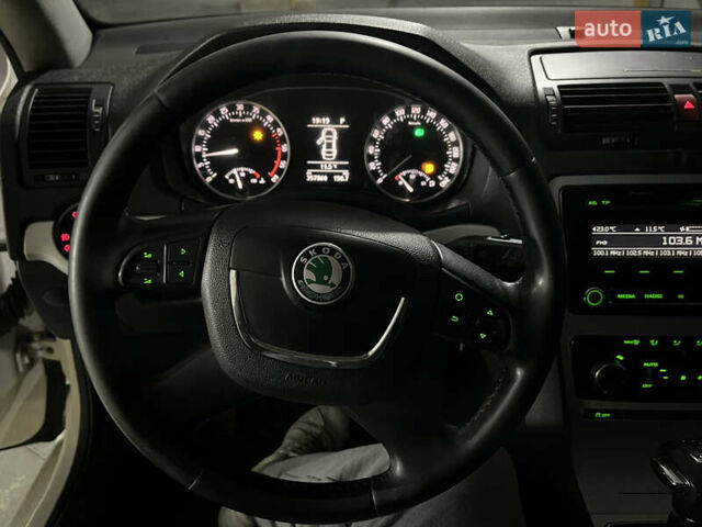 Шкода Октавия 2010 в Хмельницком на Automoto.ua Белый Шкода Октавия, объемом двигателя 1.6 л и пробегом 357 тыс. км за 5900 $, фото 6 на Automoto.ua