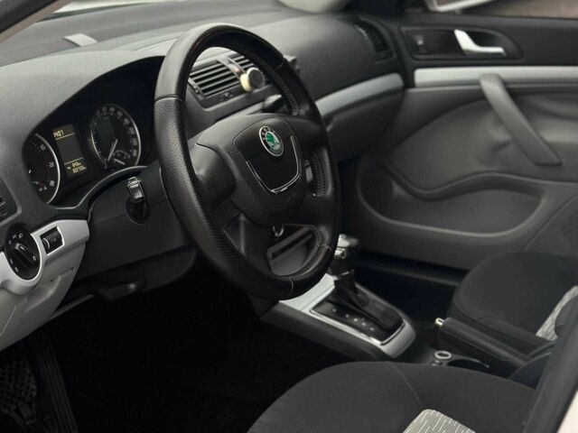 Шкода Октавия 2010 в Кривом Роге на Automoto.ua Белый Шкода Октавия, объемом двигателя 1.8 л и пробегом 322 тыс. км за 6999 $, фото 10 на Automoto.ua