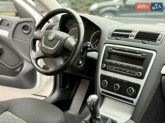 Белый Шкода Октавия, объемом двигателя 1.6 л и пробегом 204 тыс. км за 8999 $, фото 50 на Automoto.ua