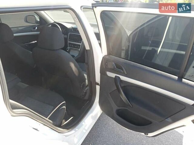 Белый Шкода Октавия, объемом двигателя 1.6 л и пробегом 290 тыс. км за 7500 $, фото 11 на Automoto.ua