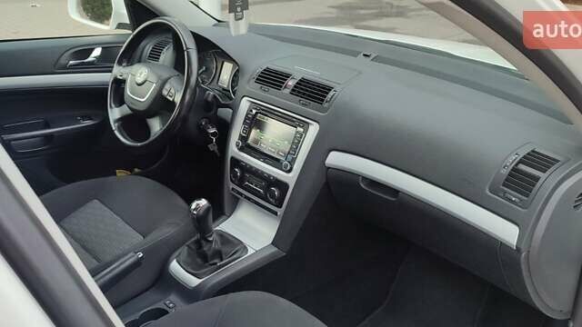 Белый Шкода Октавия, объемом двигателя 1.6 л и пробегом 299 тыс. км за 7500 $, фото 7 на Automoto.ua