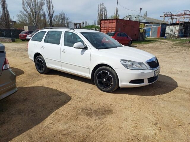 Белый Шкода Октавия, объемом двигателя 1.6 л и пробегом 270 тыс. км за 7555 $, фото 2 на Automoto.ua