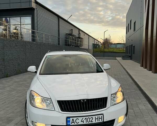 Белый Шкода Октавия, объемом двигателя 1.8 л и пробегом 267 тыс. км за 8250 $, фото 1 на Automoto.ua