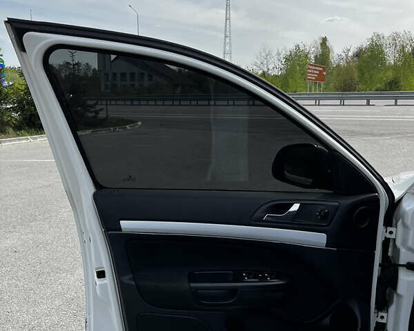 Белый Шкода Октавия, объемом двигателя 1.6 л и пробегом 325 тыс. км за 7800 $, фото 34 на Automoto.ua