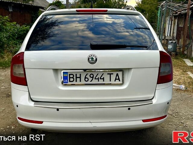 Білий Шкода Октавія, об'ємом двигуна 1.6 л та пробігом 303 тис. км за 6500 $, фото 1 на Automoto.ua