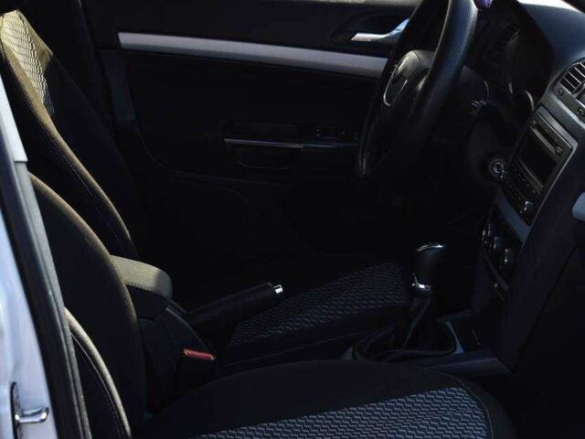 Білий Шкода Октавія, об'ємом двигуна 1.6 л та пробігом 259 тис. км за 7200 $, фото 14 на Automoto.ua