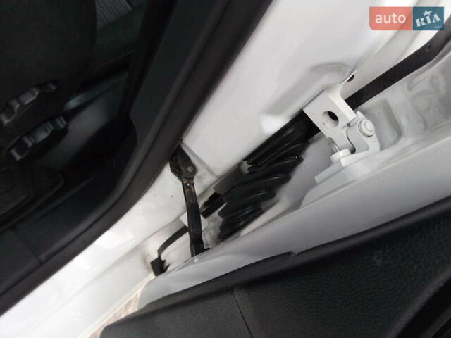 Білий Шкода Октавія, об'ємом двигуна 1.2 л та пробігом 260 тис. км за 6999 $, фото 14 на Automoto.ua
