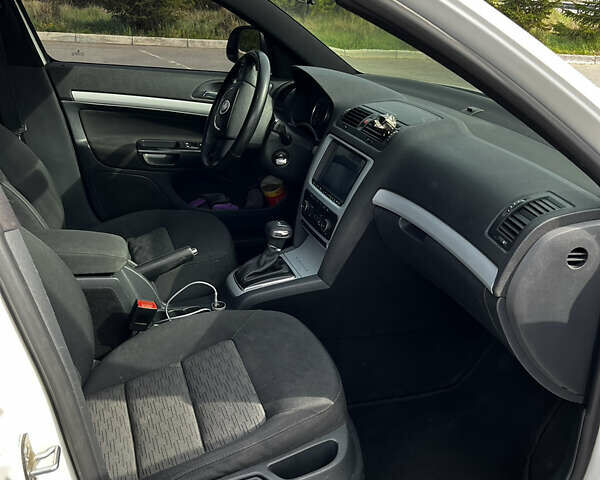 Белый Шкода Октавия, объемом двигателя 1.6 л и пробегом 325 тыс. км за 7800 $, фото 23 на Automoto.ua