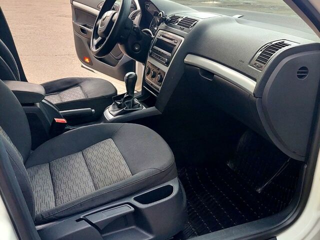 Білий Шкода Октавія, об'ємом двигуна 1.6 л та пробігом 290 тис. км за 6500 $, фото 6 на Automoto.ua