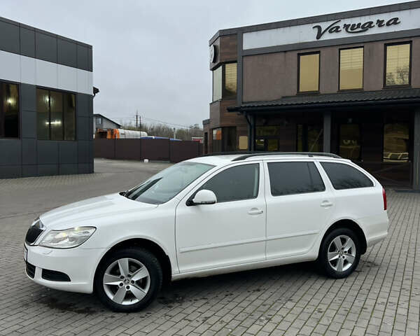 Белый Шкода Октавия, объемом двигателя 1.6 л и пробегом 420 тыс. км за 5999 $, фото 1 на Automoto.ua