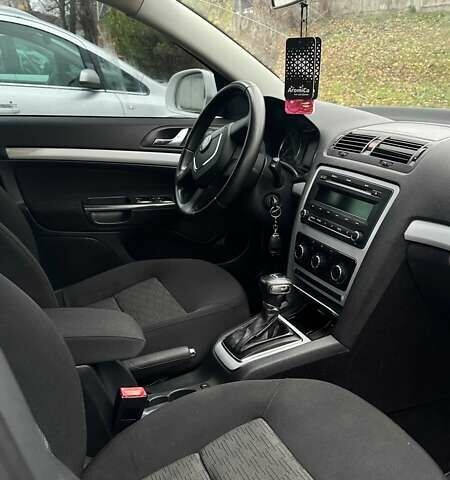 Білий Шкода Октавія, об'ємом двигуна 1.8 л та пробігом 290 тис. км за 7000 $, фото 11 на Automoto.ua