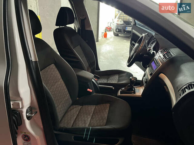 Шкода Октавия 2010 в Хмельницком на Automoto.ua Белый Шкода Октавия, объемом двигателя 1.6 л и пробегом 357 тыс. км за 5900 $, фото 5 на Automoto.ua