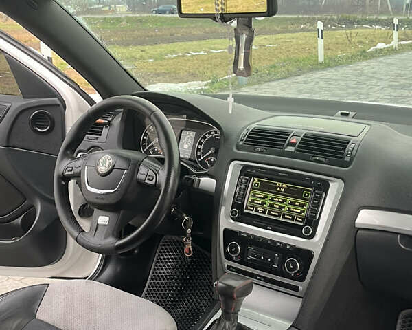 Белый Шкода Октавия, объемом двигателя 1.97 л и пробегом 298 тыс. км за 9999 $, фото 48 на Automoto.ua