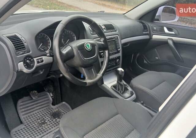 Белый Шкода Октавия, объемом двигателя 1.6 л и пробегом 258 тыс. км за 7900 $, фото 7 на Automoto.ua