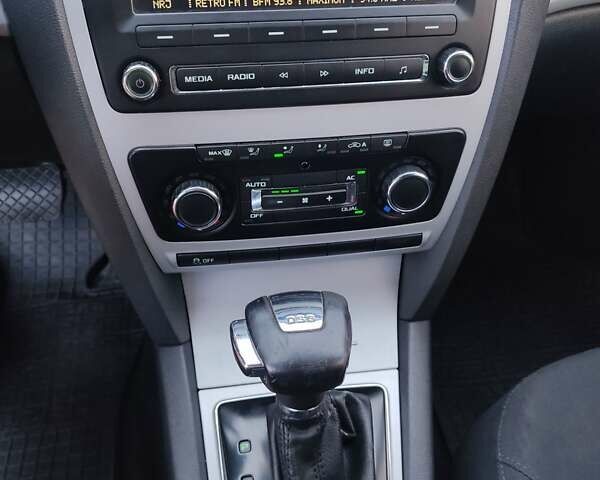 Білий Шкода Октавія, об'ємом двигуна 1.6 л та пробігом 357 тис. км за 6400 $, фото 10 на Automoto.ua