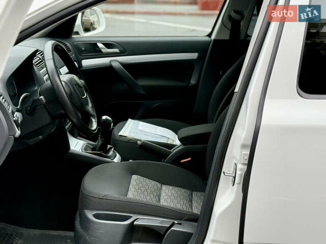 Белый Шкода Октавия, объемом двигателя 1.6 л и пробегом 204 тыс. км за 8999 $, фото 35 на Automoto.ua