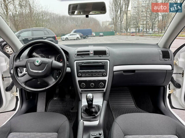 Белый Шкода Октавия, объемом двигателя 1.6 л и пробегом 204 тыс. км за 8999 $, фото 57 на Automoto.ua