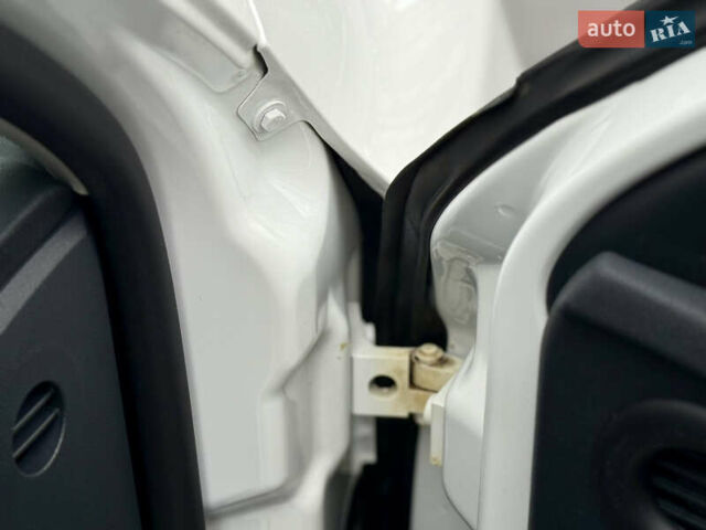 Белый Шкода Октавия, объемом двигателя 1.6 л и пробегом 204 тыс. км за 8999 $, фото 47 на Automoto.ua