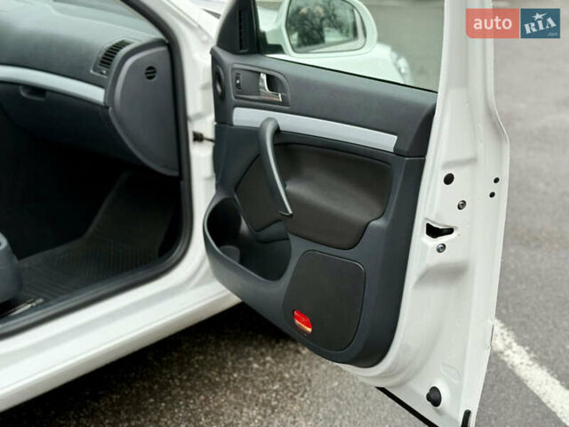 Белый Шкода Октавия, объемом двигателя 1.6 л и пробегом 204 тыс. км за 8999 $, фото 46 на Automoto.ua