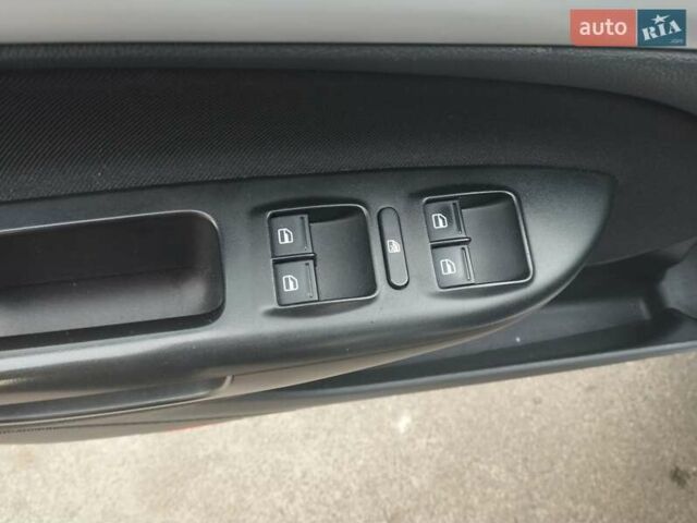 Білий Шкода Октавія, об'ємом двигуна 1.8 л та пробігом 251 тис. км за 10000 $, фото 13 на Automoto.ua