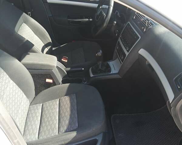 Белый Шкода Октавия, объемом двигателя 1.6 л и пробегом 290 тыс. км за 7500 $, фото 14 на Automoto.ua