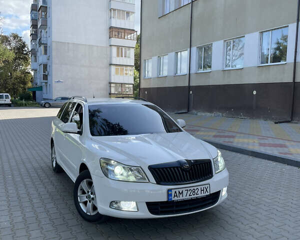 Белый Шкода Октавия, объемом двигателя 1.8 л и пробегом 230 тыс. км за 8500 $, фото 1 на Automoto.ua