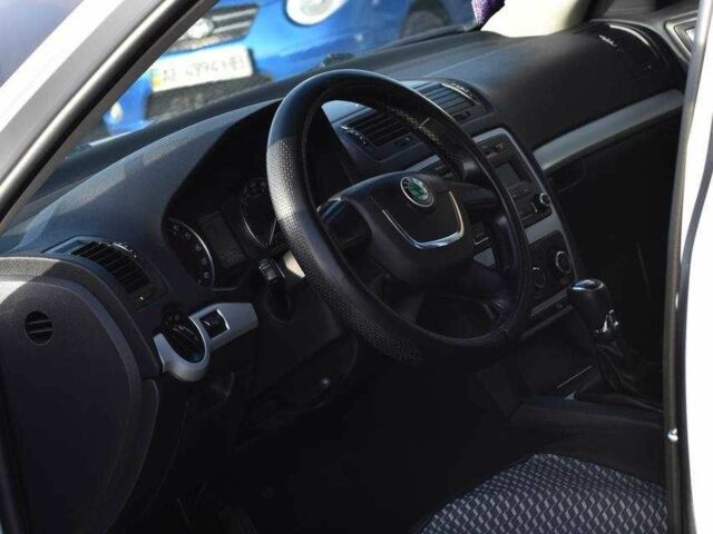 Білий Шкода Октавія, об'ємом двигуна 1.6 л та пробігом 259 тис. км за 7200 $, фото 6 на Automoto.ua