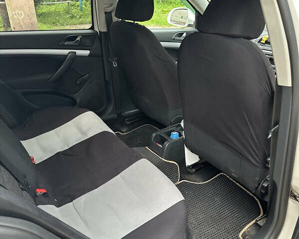 Белый Шкода Октавия, объемом двигателя 1.6 л и пробегом 393 тыс. км за 8200 $, фото 4 на Automoto.ua