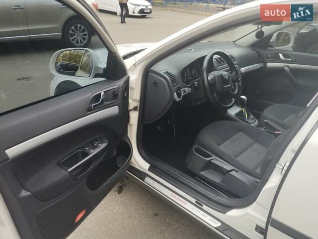 Білий Шкода Октавія, об'ємом двигуна 1.8 л та пробігом 251 тис. км за 10000 $, фото 9 на Automoto.ua