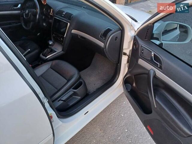 Белый Шкода Октавия, объемом двигателя 1.6 л и пробегом 313 тыс. км за 8700 $, фото 6 на Automoto.ua