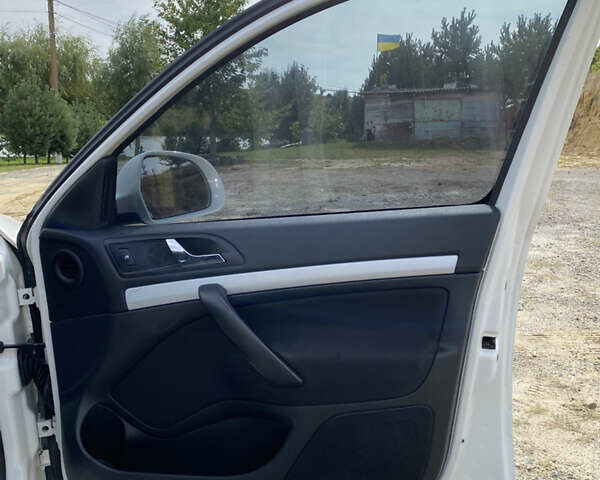 Белый Шкода Октавия, объемом двигателя 1.6 л и пробегом 281 тыс. км за 8600 $, фото 17 на Automoto.ua