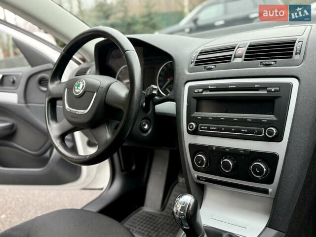 Белый Шкода Октавия, объемом двигателя 1.6 л и пробегом 204 тыс. км за 8999 $, фото 59 на Automoto.ua