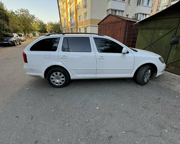 Белый Шкода Октавия, объемом двигателя 1.6 л и пробегом 230 тыс. км за 8800 $, фото 1 на Automoto.ua
