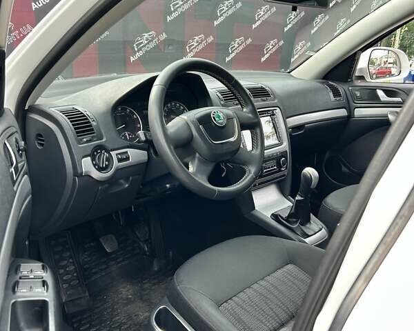 Білий Шкода Октавія, об'ємом двигуна 1.8 л та пробігом 233 тис. км за 8200 $, фото 26 на Automoto.ua