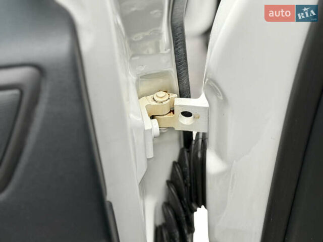 Белый Шкода Октавия, объемом двигателя 1.6 л и пробегом 204 тыс. км за 8999 $, фото 39 на Automoto.ua