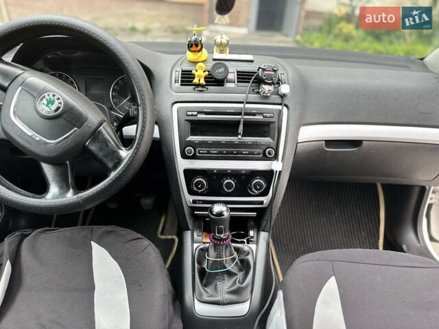 Белый Шкода Октавия, объемом двигателя 1.6 л и пробегом 393 тыс. км за 8200 $, фото 3 на Automoto.ua