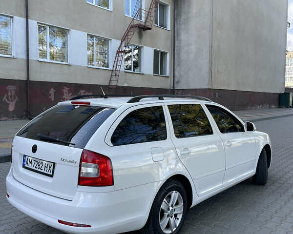 Белый Шкода Октавия, объемом двигателя 1.8 л и пробегом 230 тыс. км за 8500 $, фото 3 на Automoto.ua