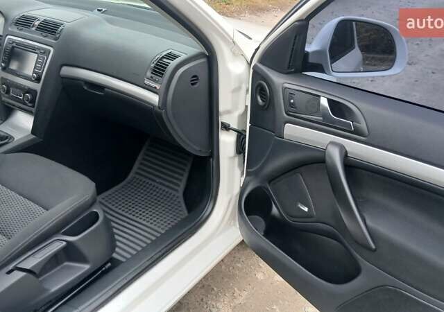 Белый Шкода Октавия, объемом двигателя 1.6 л и пробегом 258 тыс. км за 7900 $, фото 18 на Automoto.ua