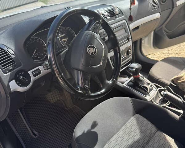 Белый Шкода Октавия, объемом двигателя 1.6 л и пробегом 270 тыс. км за 7000 $, фото 16 на Automoto.ua
