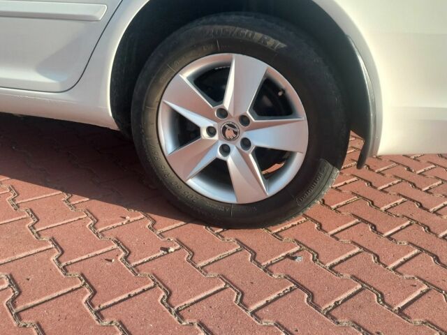 Белый Шкода Октавия, объемом двигателя 1.6 л и пробегом 400 тыс. км за 5999 $, фото 2 на Automoto.ua