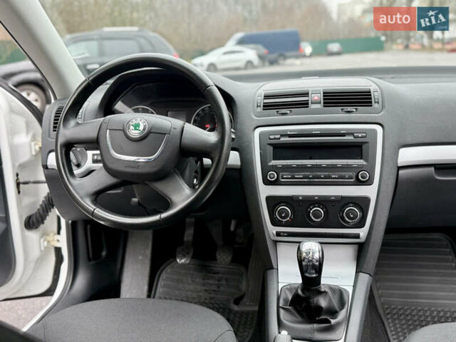 Белый Шкода Октавия, объемом двигателя 1.6 л и пробегом 204 тыс. км за 8999 $, фото 58 на Automoto.ua